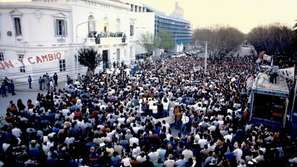 Alfonsín en Viedma en 1986, cuando anunció el traslado de la capital federal a esa ciudad patagónica (foto: alfonsin.org)