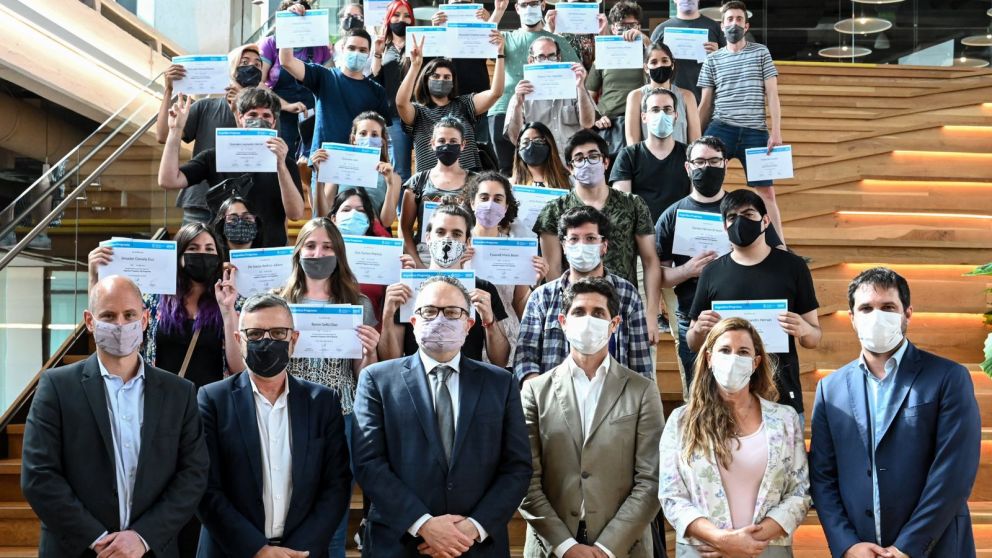 Gobierno y Mercado Libre con sintonía fina: elogios y entrega de becas y subsidios