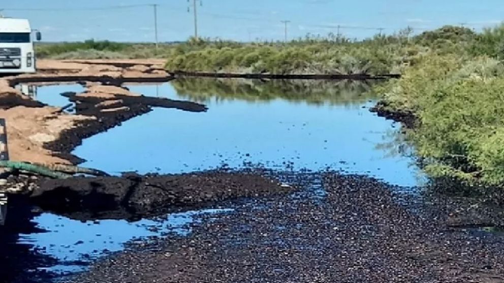 Derrame de petróleo en Río Negro: la empresa aún no se responsabiliza y podrían iniciar acciones legales