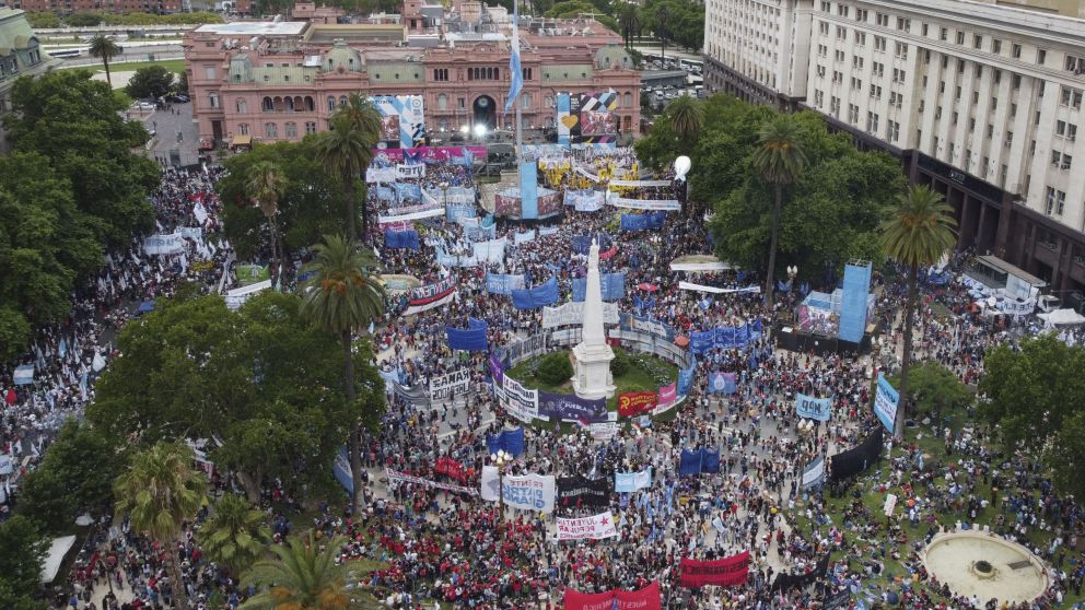 La Plaza de Mayo se llenó de nuevo para festejar la democracia