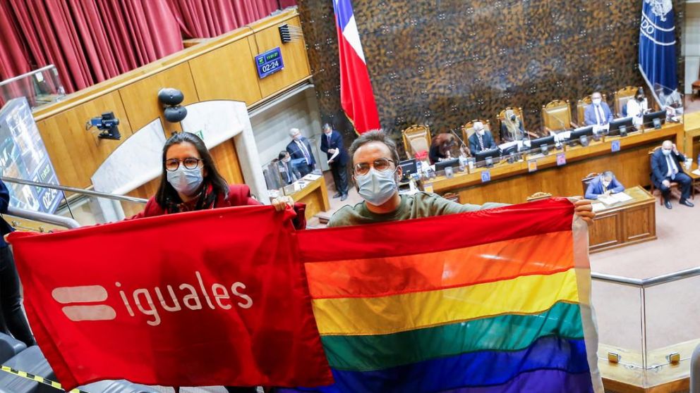 En una jornada histórica, el Congreso chileno convirtió en ley el matrimonio igualitario