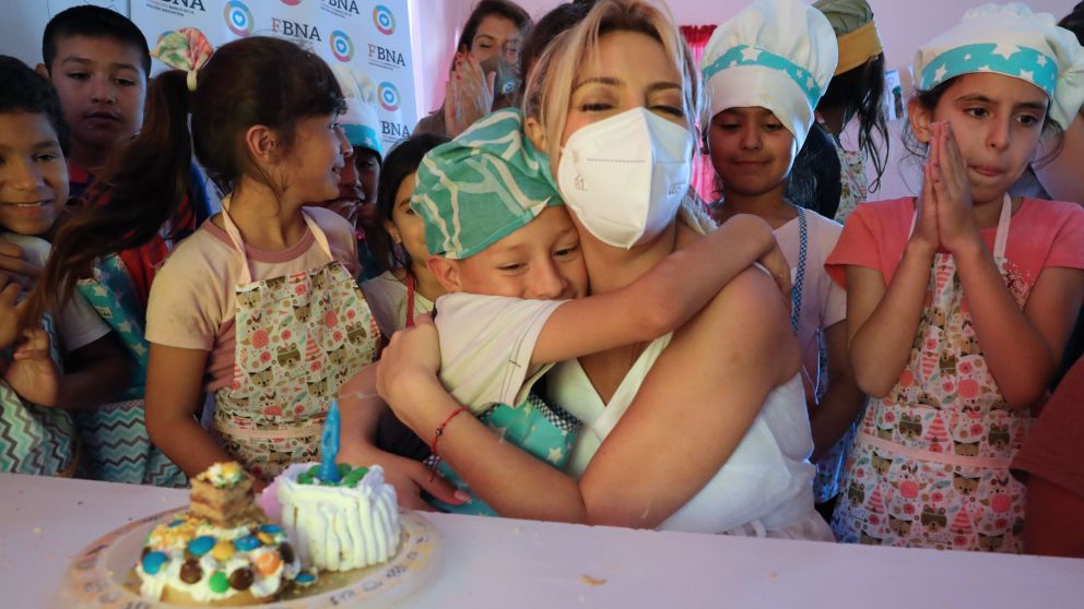 Fabiola Yáñez con los niños del comedor de Quilmes