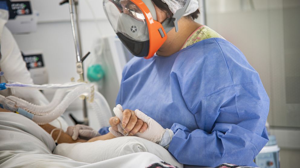 Telam, Buenos Aires, 23 de junio de 2021: Autoridades sanitarias aseguraron que si bien en las provincias se observa un paulatino descenso de los contagios de coronavirus, la ocupación de camas de terapia intensiva continuaba elevada, por lo que volvieron