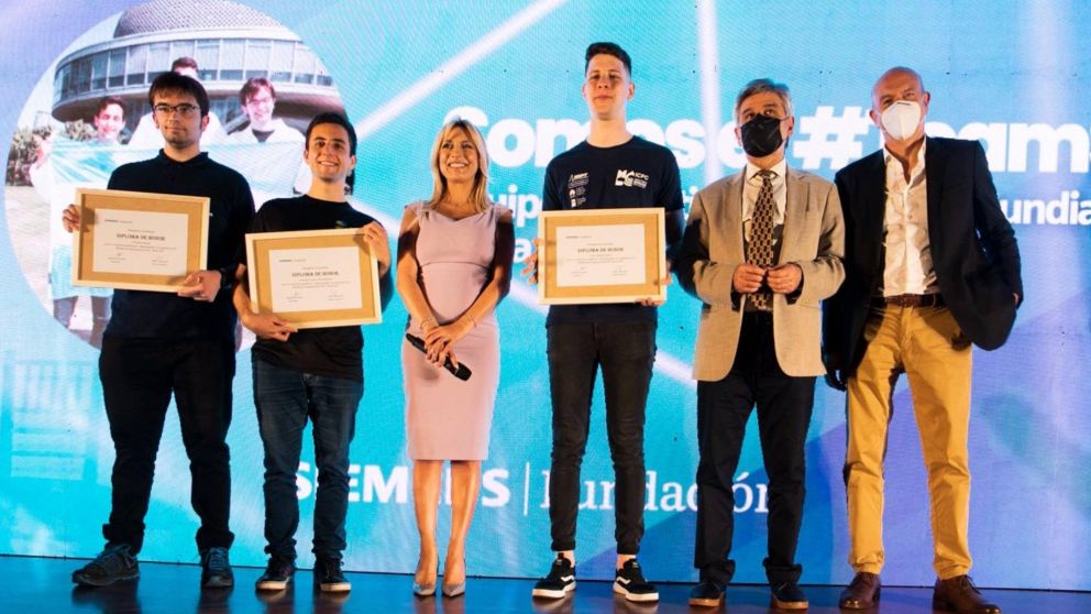 Fabiola Yañez participó del encuentro "Protagonistas del Futuro" junto a docentes y estudiantes del país.