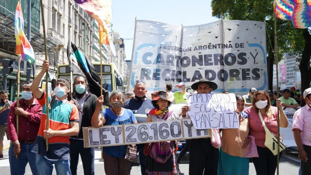 Organizaciones sociales y políticas marcharon para exigir aprobación de proyectos vinculados a demandas de Tierra, Techo y Trabajo