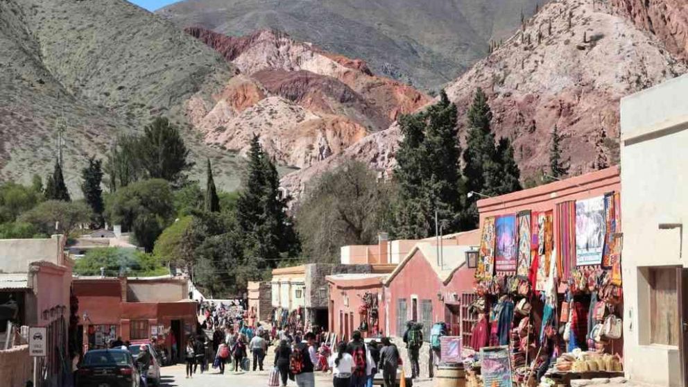 El turismo receptivo crea puestos de trabajo tanto directos (en hoteles y agencias de turismo), como indirectos en restaurantes, combis, guías, venta de artesanías y artículos regionales,, etcétera