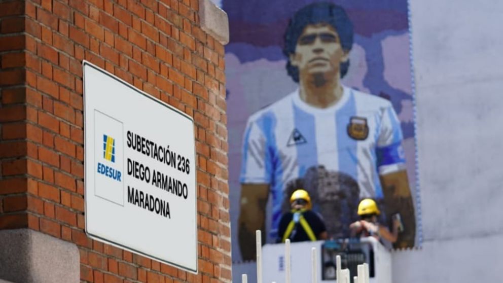 Edesur rinde homenaje a "El Diez" con un mural en la rebautizada subestación Diego Armando Maradona