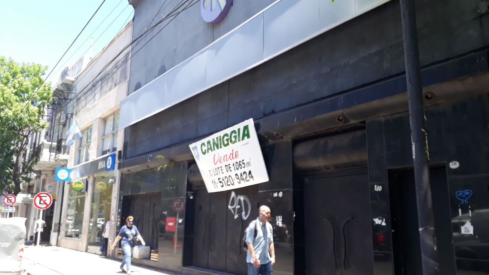 El frente del icónico local de St Thomas con cartel de venta