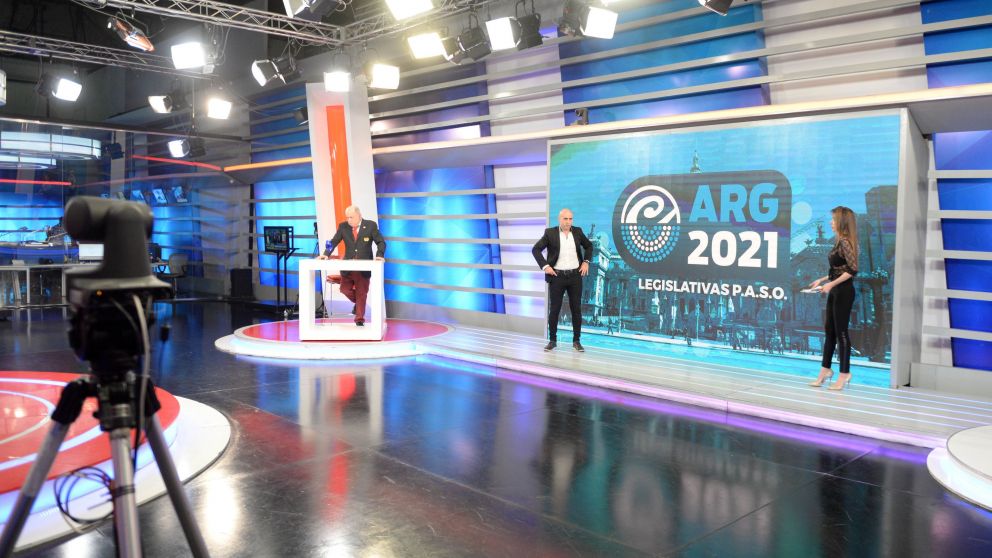 La televisi�n informa lo que sucede en el momento en que sucede. La paradoja de El juego del calamar, la historia de un mont�n de gente encerrada en un lugar bajo miradas an�nimas