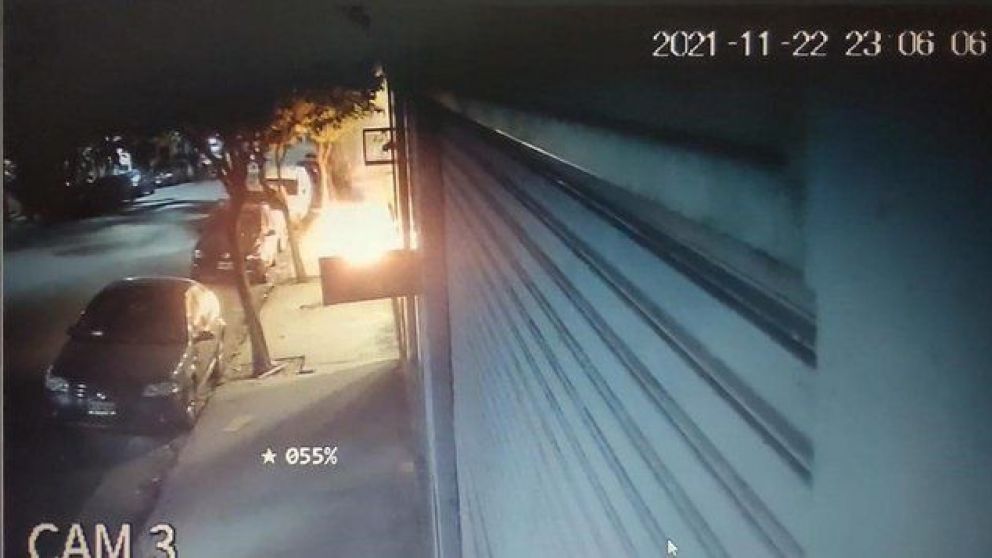 Hubo una decena de bombas incendiarias contra el edificio del Grupo Clarín