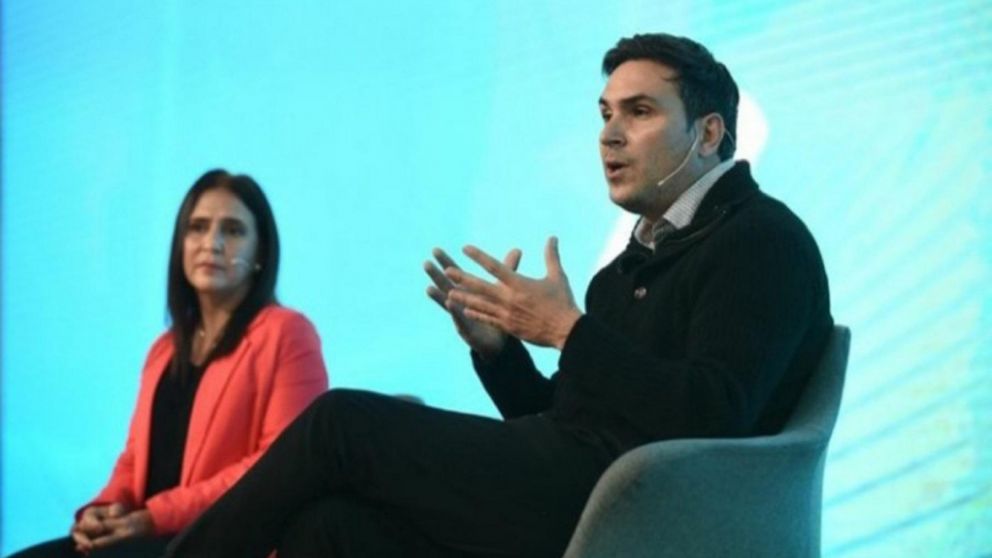 Onorato junto a Alejandra Ferraro de Accenture en el panel Integrando la Economía Popular de IDEA