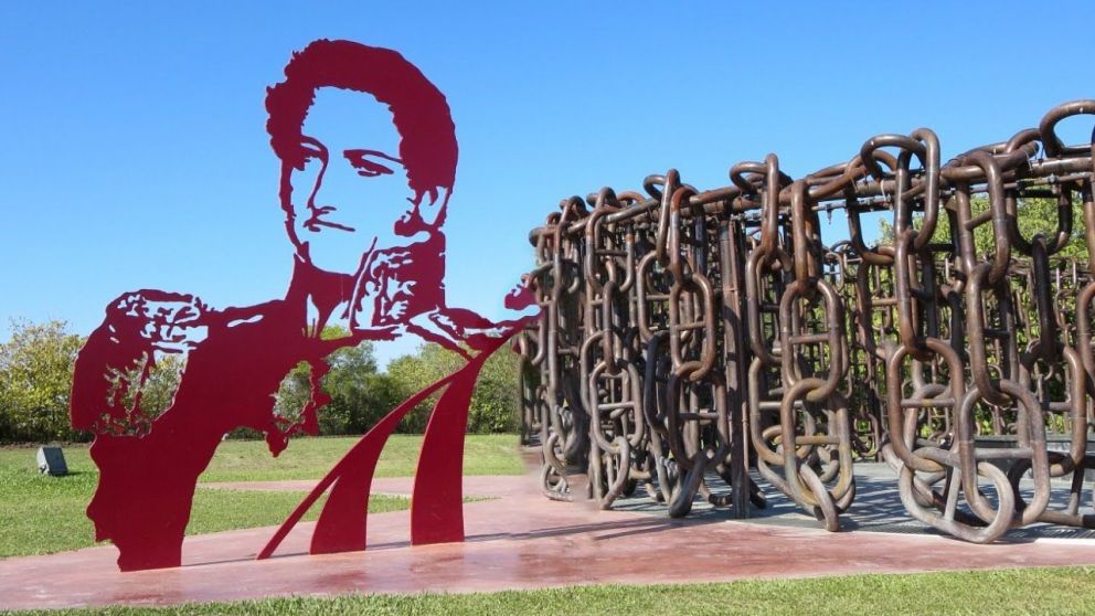 Vuelta de Obligado: monumento ubicado en San Pedro a orillas de Río Paraná