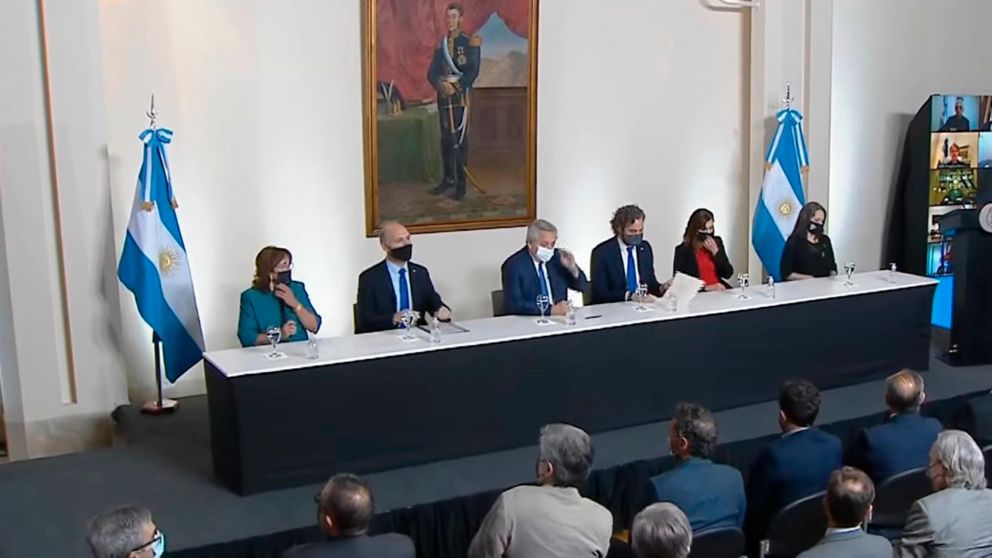 Alberto Fernández: "Ser soberanos es no tener que pedirle permiso a nadie para hacer un programa de gobierno"