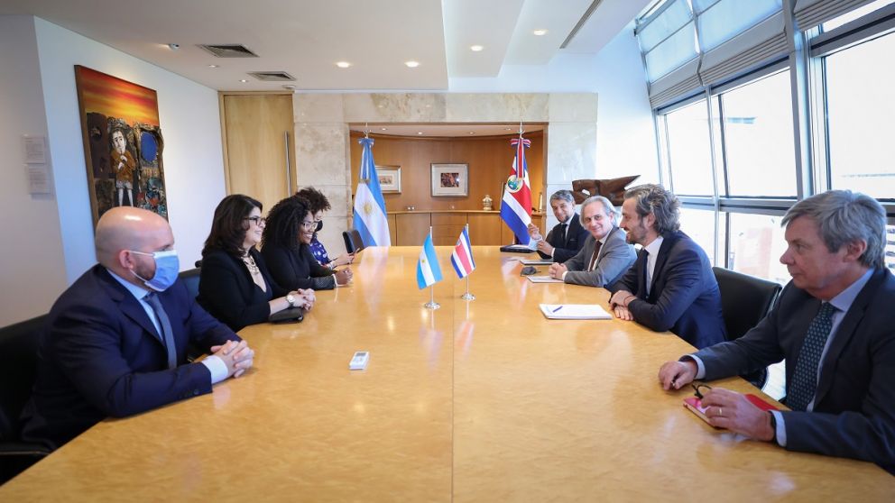 Argentina quiere vender más pickups, software y maquinaria agrícola a Costa Rica