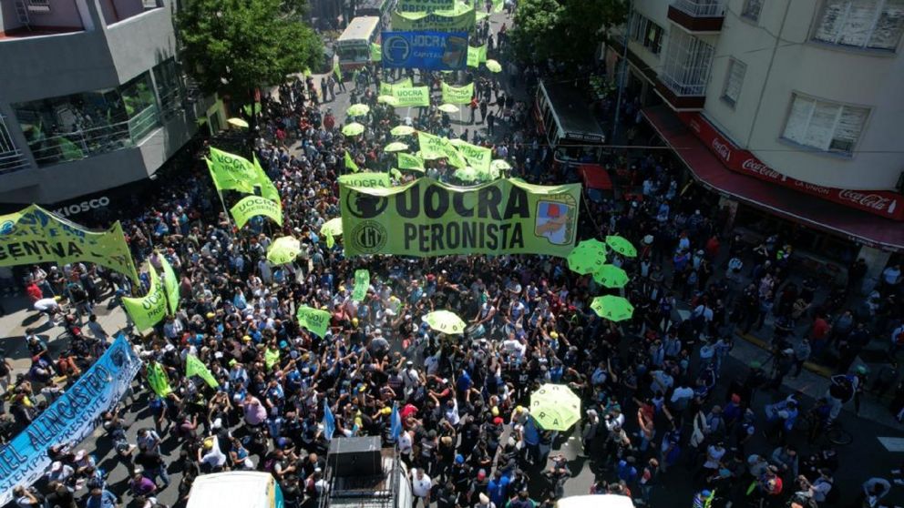 La columna de la UOCRA una de las más numerosas que llegó a la Plaza desde Avenida Belgrano