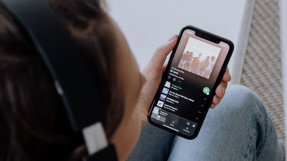 Las plataformas como Spotify, Tidal, Apple Music, Amazon Music y Deezer no tienen una tarifa fija de pago por transmisión