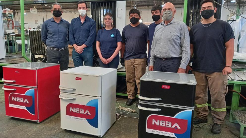 Pablo Libson y el equipo de trabajadores de Catamarca con la nueva heladera 