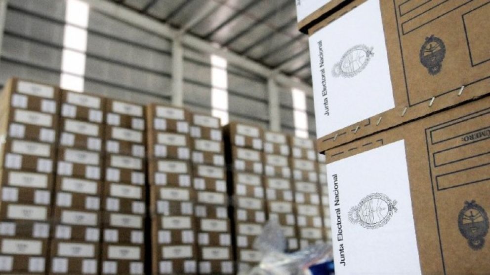 Cada urna tiene una capacidad de 350 sobres