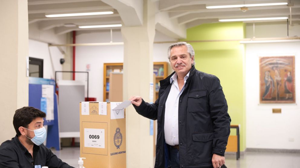 El presidente Alberto Fernández votó esta mañana en la UCA
