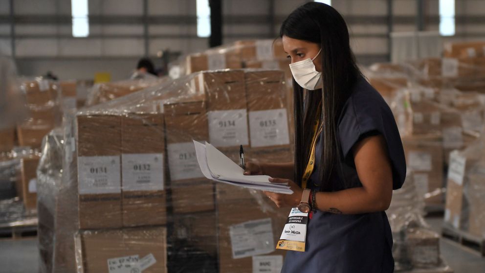 Detalle de la distribución en todo el país de las más de 100 mil urnas y el material necesario, incluidos los kits sanitarios que marca el protocolo