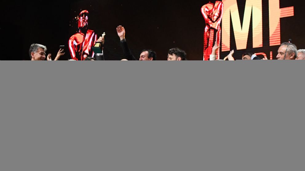 El CEO del Grupo, Raúl Olmos, y el vicdepresidente, Marcelo Carbone, junto al equipo de Crónica HD conducido por Facundo Pedrini