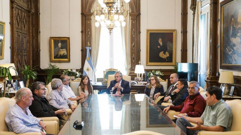 Alberto Fernández recibió a los referentes sindicales y sociales junto a Juan Manzur y Gabriela Cerruti