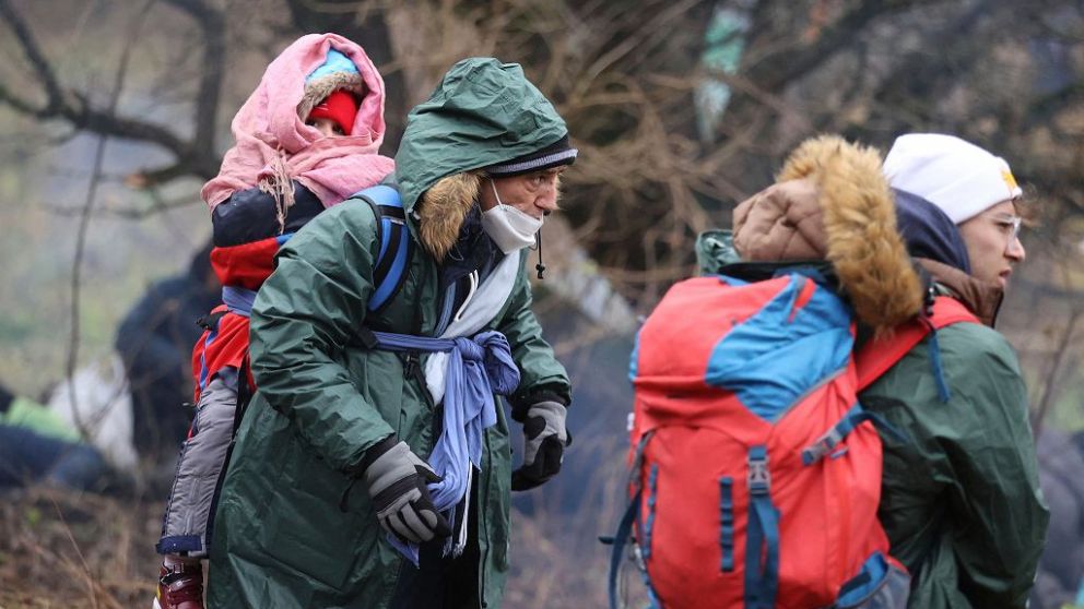 Miles de inmigrantes están atrapados en las fronteras