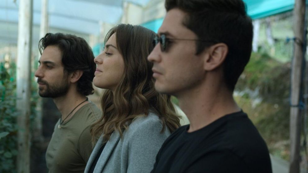 Tres emprendedores forjan un imperio que pronto correrá peligro.