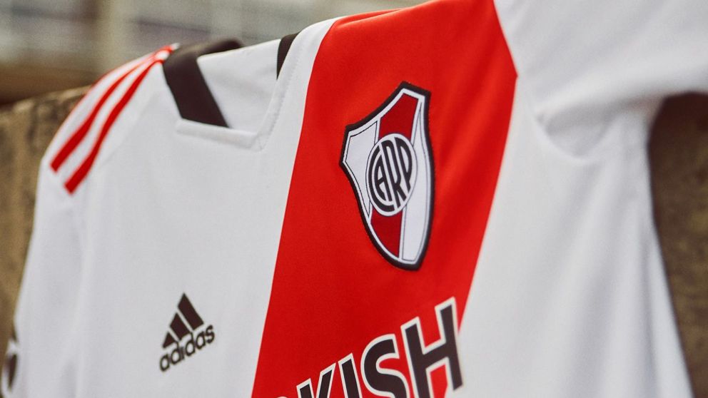 La marca que sponsorea a River desde 1982 se acerca a las pretensiones del club de Núñez