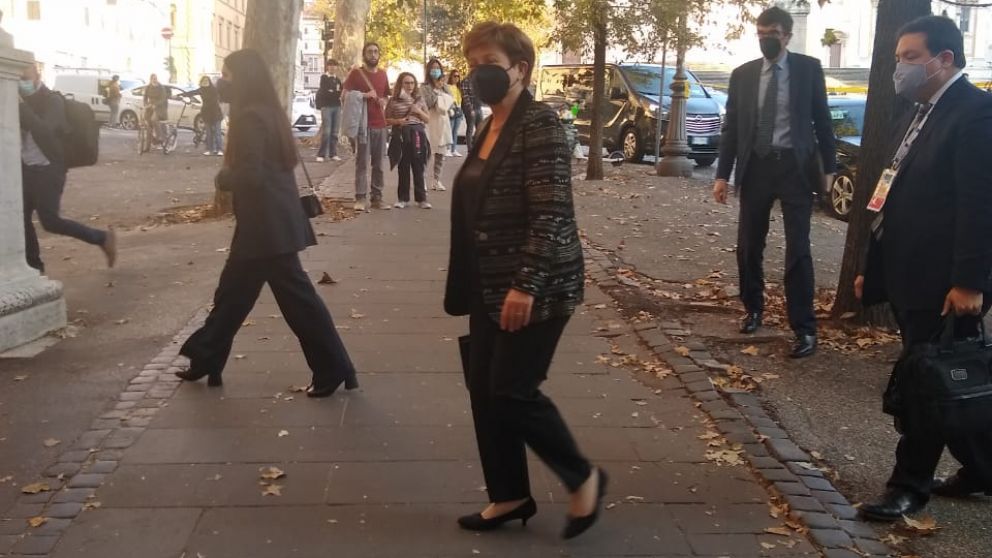 Georgieva llega a la sede de la Embajada en Roma