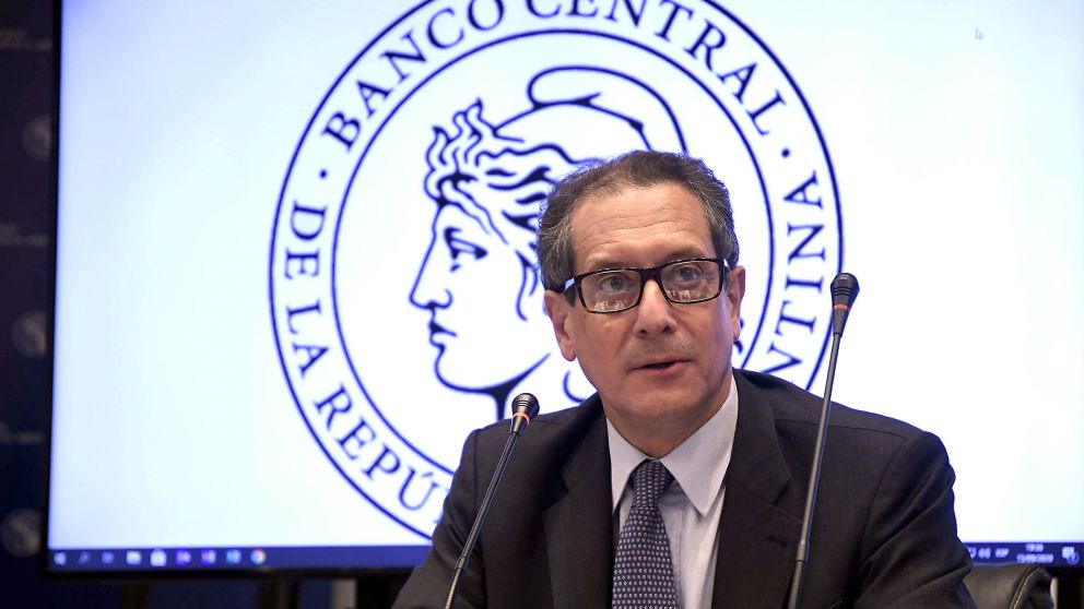Telam, Buenos Aires, 15 de septiembre de 2020: El presidente del Banco Central, Miguel Pesce, anunció esta tarde que la compra de dólar ahorro tendrá a partir de mañana un recargo del 35% en concepto de retención del impuesto a las Ganancias y que las ope