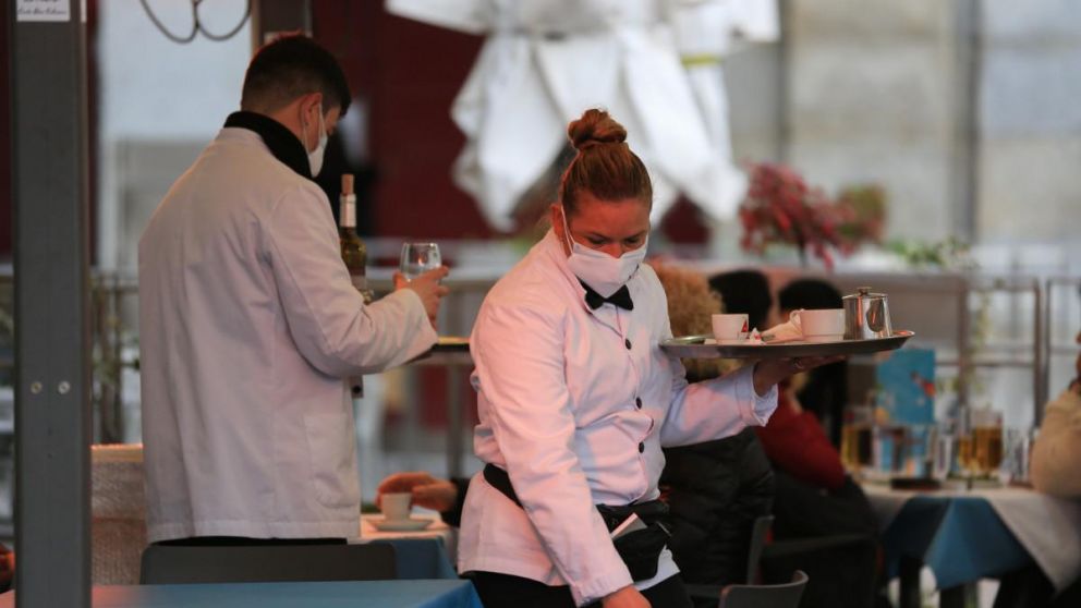 Los servicios, gracias a la reactivación del turismo, fueron los que más impulsaron el mercado laboral, con 377.200 ocupados más