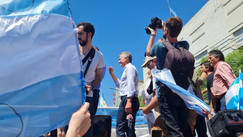 Macri brindó un breve discurso en una plaza de Dolores que está a dos cuadras del juzgado, antes de entrar a declarar