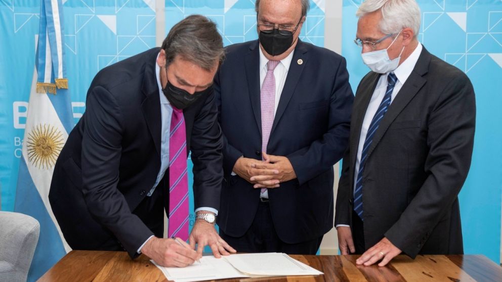 El ministro Martín Soria suscribe el acuerdo con el titular del BICE, José Ignacio De Mendiguren