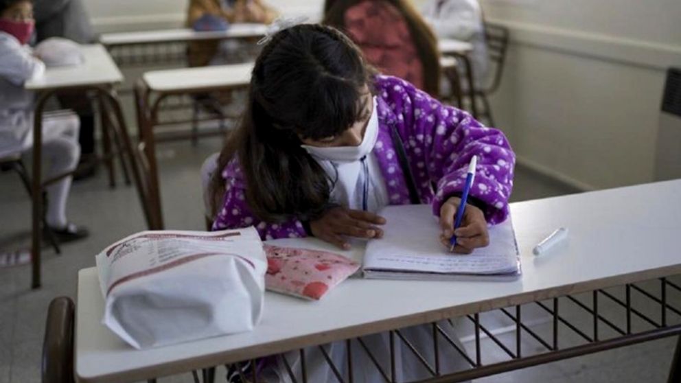El uso de barbijos seguirá siendo obligatorio en espacios cerrados de las escuelas más allá del avance de la vacunación