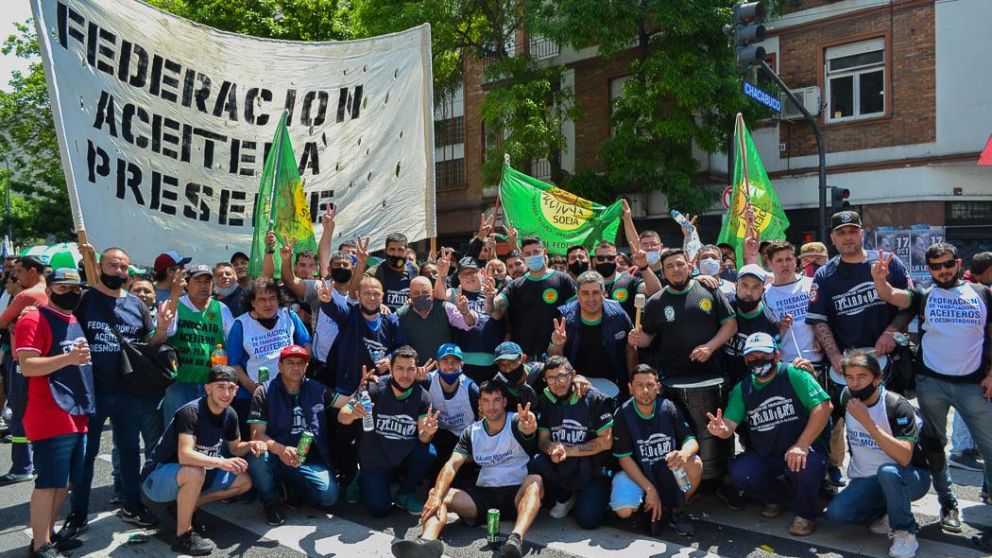 La CGT acepta los salarios que le imponen los empresarios y el Gobierno, advirtió Aceiteros