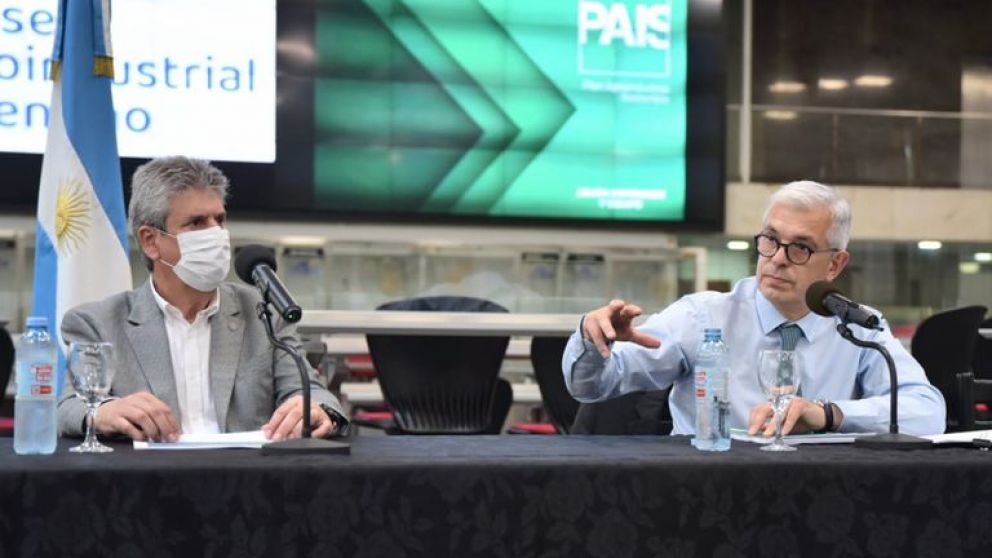 José Martins, presidente de la Bolsa de Cereales, junto al ministro Domínguez