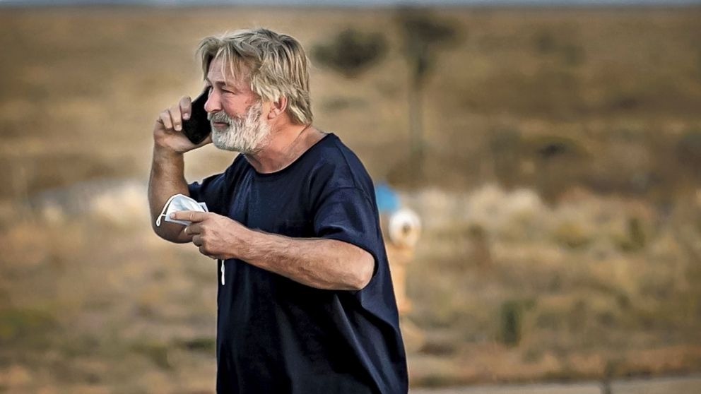 Alec Balwin en el set de Rust, instantes después de la tragedia