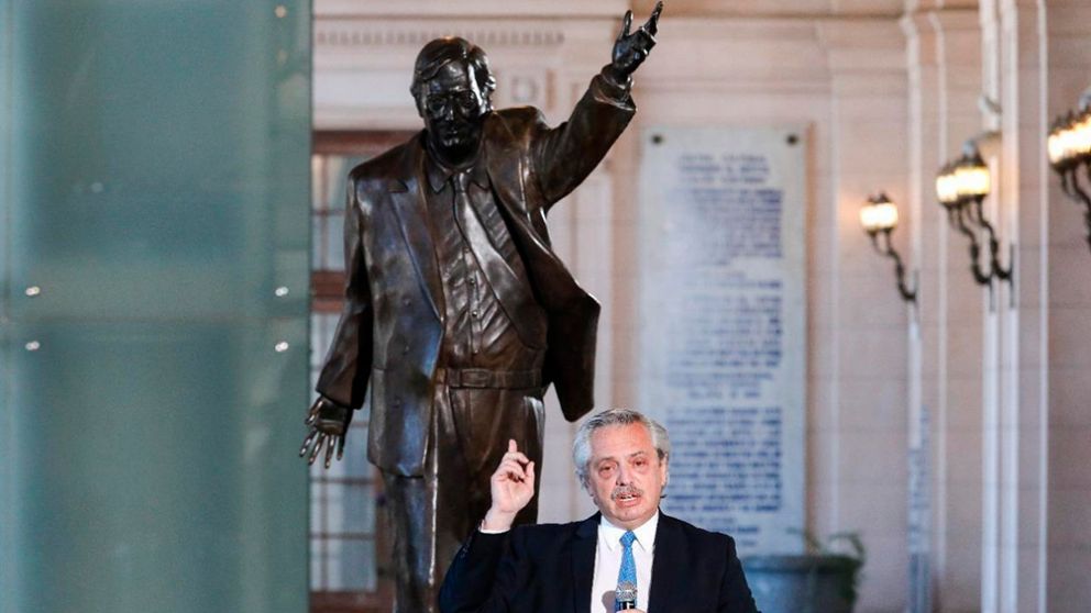 En 2020, Alberto Fernández también fue el único orador al inaugurar en el CCK la estatua de Kirchner traída de la sede de Unasur