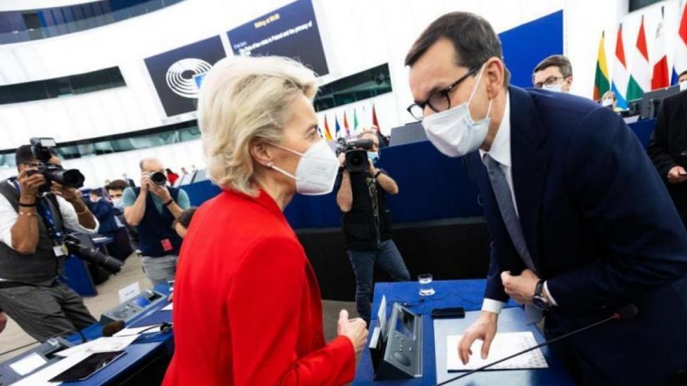 La titular de la Comisión Europea, Ursula Von der Leyen y el el primer ministro polaco, Mateusz Morawiecki