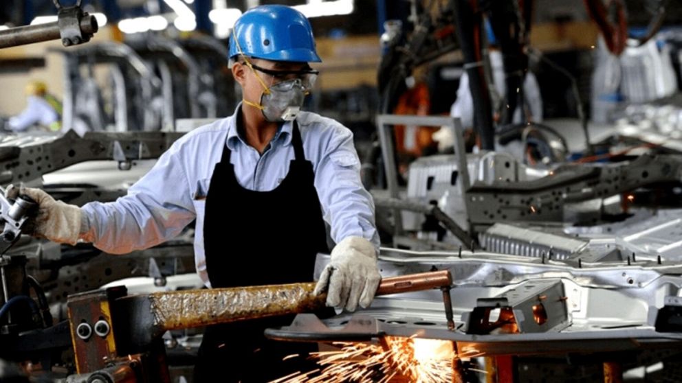 La creación de puestos industriales se amesetó en julio, según la UIA