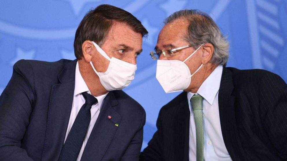 Bolsonaro y Guedes fueron muy cuestionados por la propuesta de elevación del programa social