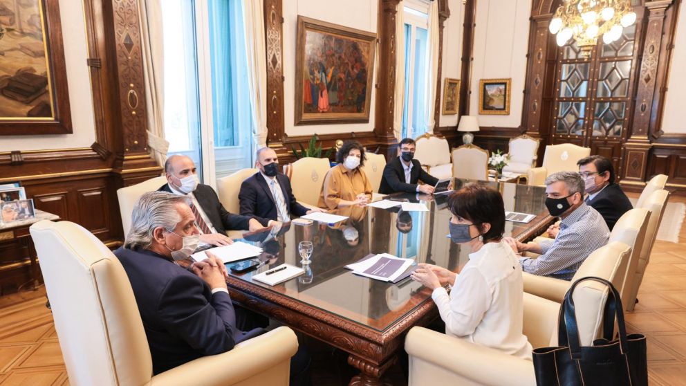 El Presidente encabezó el encuentro y estuvieron Juan Manzur, los ministros Martín Guzmán, Juan Zabaleta, Carla Vizzotti y Claudio Moroni, la titular de la AFIP, Mercedes Marcó del Pont y el presidente del INAES, Alexander Roig