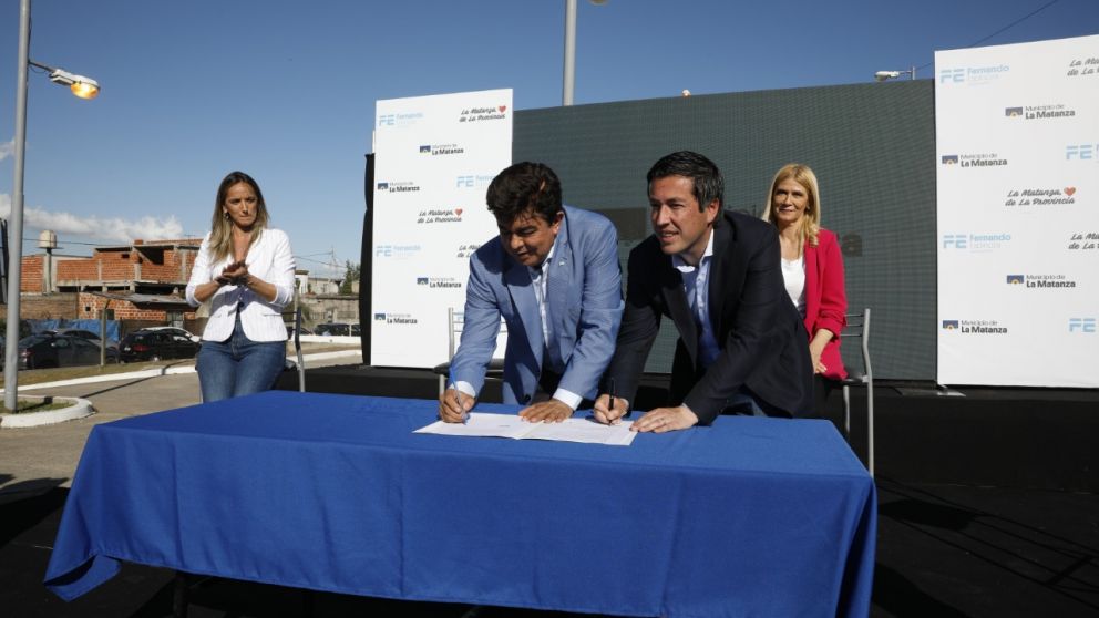 Espinoza y Nardini firman el convenio, junto a Malena Galmarini y Verónica Magario