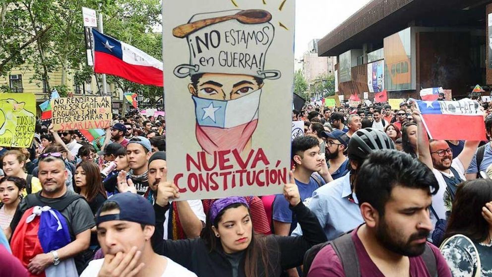 Miles de chilenos se movilizaron para recordar los dos años de la histórica rebelión de los estudiantes contra la suba del boleto de metro
