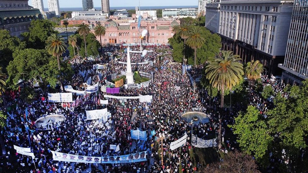 Con una masiva movilización a Plaza de Mayo, el peronismo conmemoró el Día de la Lealtad