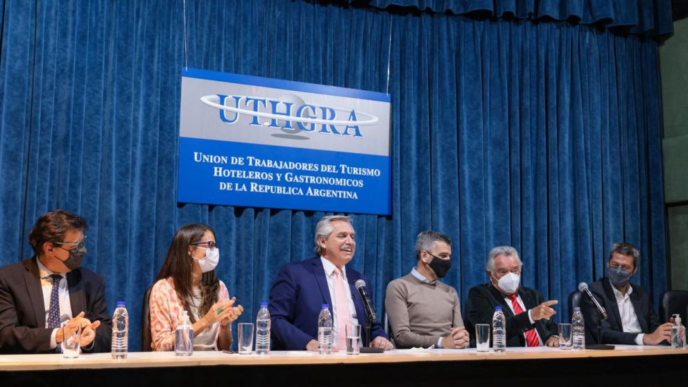 Alberto firmó convenio para convertir planes sociales en empleo registrado en áreas de gastronomía y hotelería