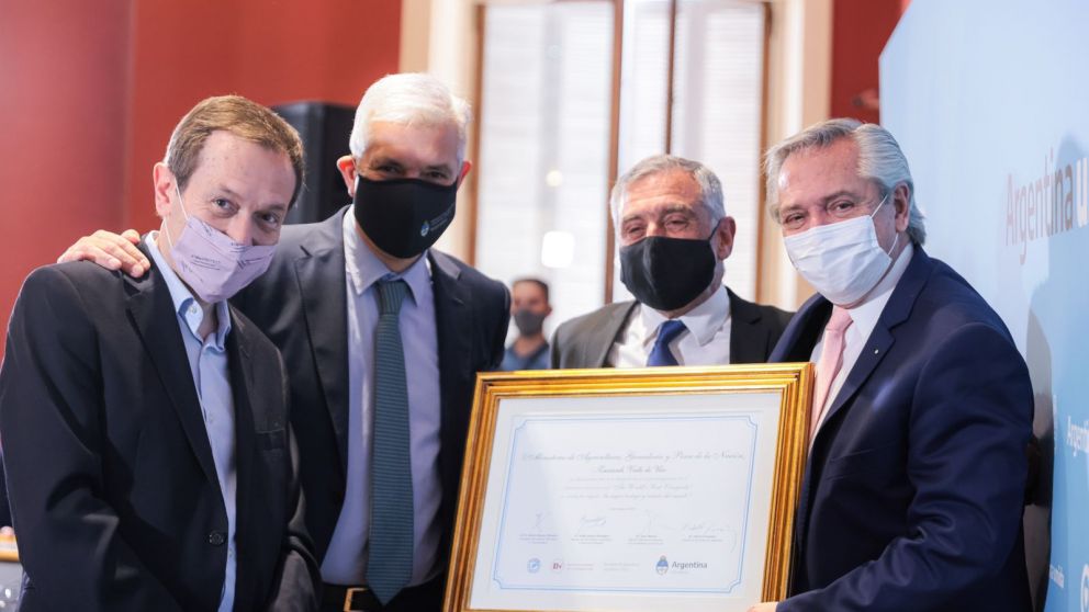 Alberto encabezó un acto de reconocimiento a empresarios vitivinícolas distinguidos internacionalmente