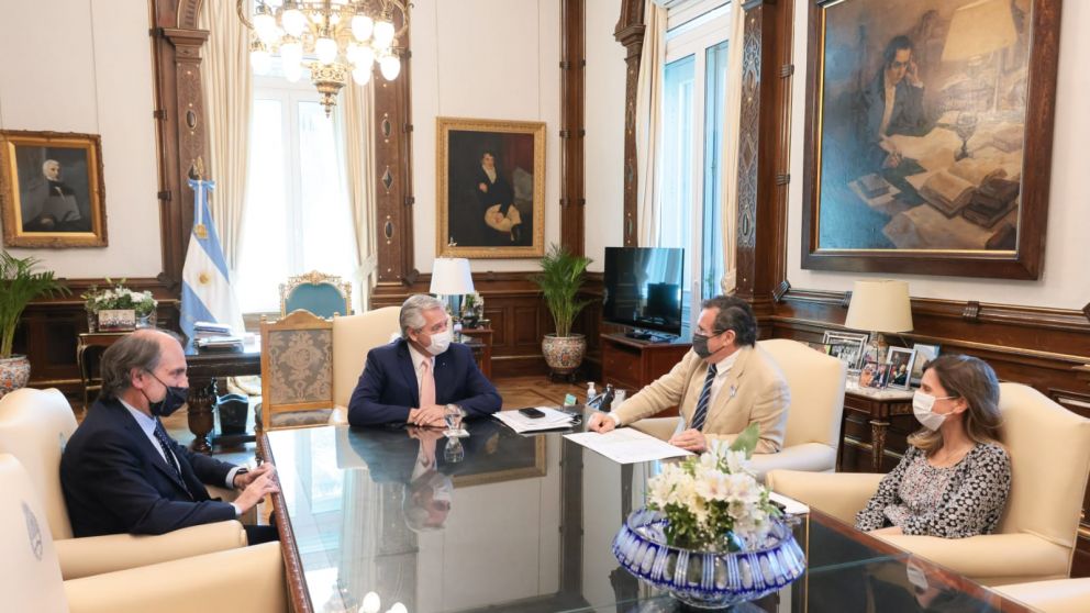Alberto Fernández cerró los detalles del plan junto con Tristán Bauer, Fernanda Raverta y Eduardo Hecker