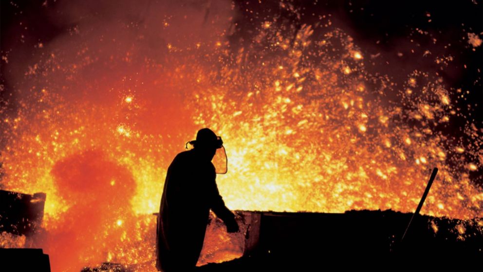 El trabajador identificado como Wang Long, de 34 años, se acercó al borde de un enorme horno para posteriormente lanzarse al acero fundido